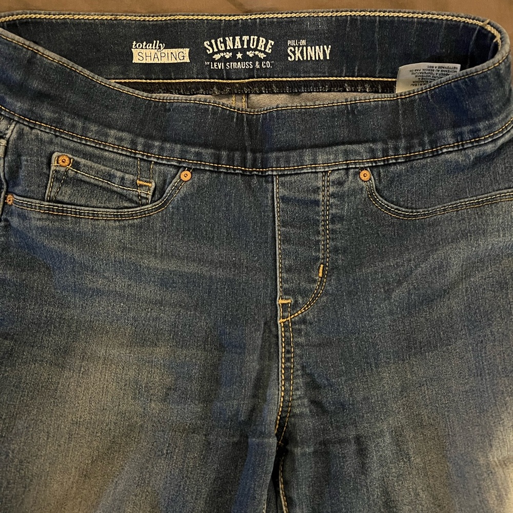 Levi’s pull on skinny jeans. Waist 27, length 32